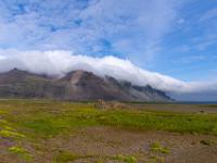 Dichter weißer Wolkenteppich an den Bergen vor Hvalnes - Ostfjorde